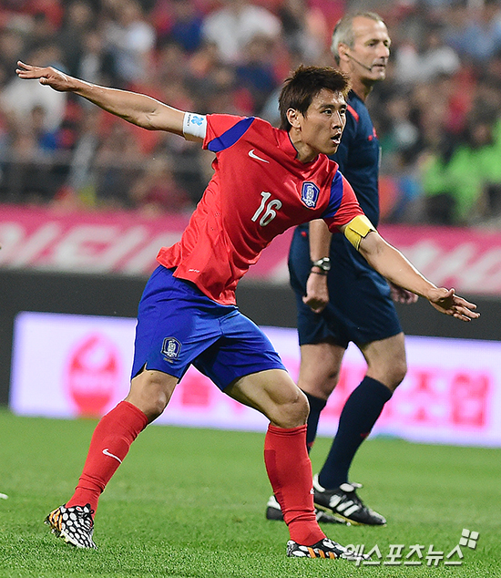  28일 오후 서울 상암동 서울월드컵경기장에서 열린 2014 브라질 월드컵 축구대표팀 출정식 경기 대한민국과 튀니지와의 경기, 구자철이 슈팅을 시도한 후 골대를 바라보고 있다. 서울월드컵경기장 김한준 기자