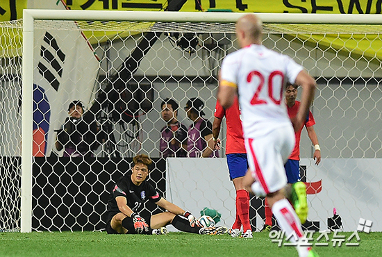 28일 오후 서울 상암동 서울월드컵경기장에서 열린 2014 브라질 월드컵 축구대표팀 출정식 경기 대한민국과 튀니지와의 경기, 정성룡이 튀니지 주하이에르 다우아디에게 실점을 한 후 아쉬워하고 있다. 서울월드컵경기장 김한준 기자