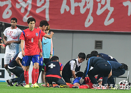 28일 오후 서울 상암동 서울월드컵경기장에서 열린 2014 브라질 월드컵 축구대표팀 출정식 경기 대한민국과 튀니지와의 경기, 부상을 당한 홍정호가 고통스러워 하고 있다. 서울월드컵경기장 김한준 기자