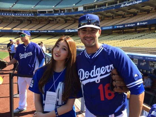 미쓰에이 수지와 LA 다저스의 외야수 안드레 이디어가 함께 찍은 사진이 공개됐다. ⓒ LA  다저스 트위터
