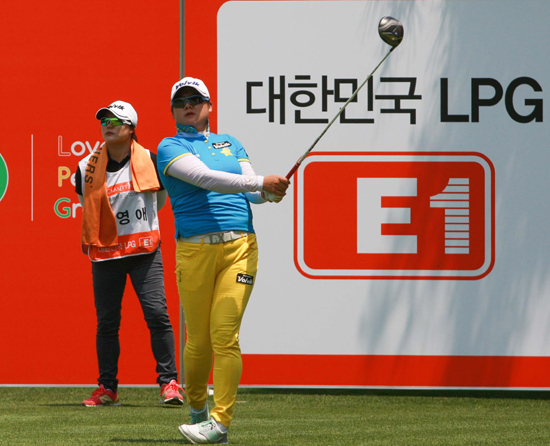 함영애가 2014 E1 채리티 오픈 1라운드에서 티샷을 하고 있다 ⓒ KLPGA 제공