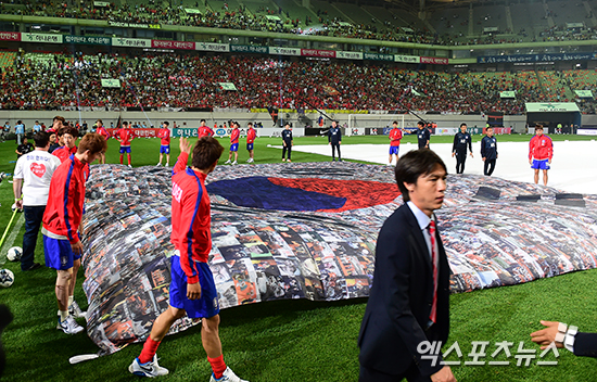 28일 오후 서울 상암동 서울월드컵경기장에서 열린 2014 브라질 월드컵 축구대표팀 출정식 경기를 마친 대한민국 축구대표팀이 관중석을 향해 인사를 하고 있다. ⓒ 엑스포츠뉴스DB