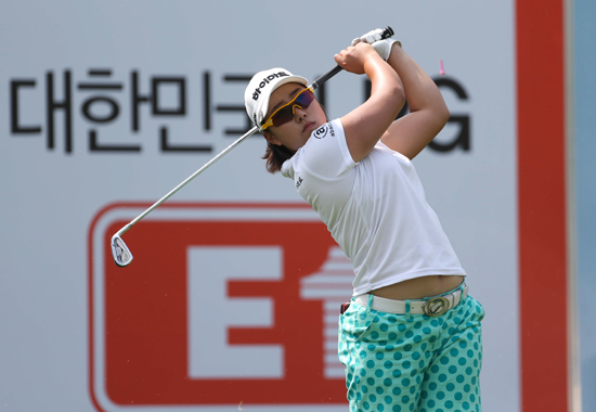 김해림이 2014 E1 채리티오픈 2라운드에서 티샷을 하고 있다 ⓒ KLPGA 제공