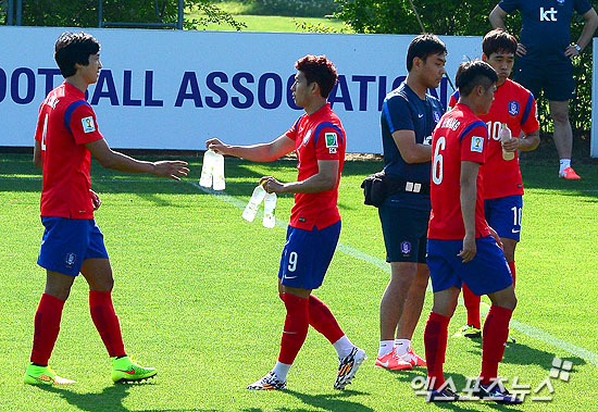  21일 오후 경기도 파주 국가대표 축구 트레이닝센터에서 열린 2014 브라질 월드컵 대한민국 축구대표팀 공개훈련에 손흥민이 곽태휘에게 물을 건내고 있다. ⓒ 엑스포츠뉴스DB