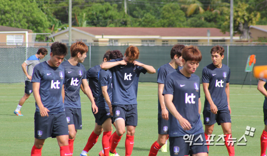 1일 오전 미국 플로리다주 마이애미의 세인트 토마스 대학교에서 열린 대한민국 축구대표팀 훈련에 참석한 선수들이 잠깐 휴식을 취하고 있다. 마이애미(미국) 조용운 기자