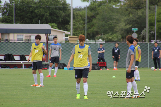 2일 미국 플로리다주 마이애미의 세인트 토마스 대학교에서 열린 대한민국 축구대표팀 훈련에서 선수들이 수비 조직력을 향상시키려 애를 쓰고 있다. 마이애미(미국) 조용운 기자