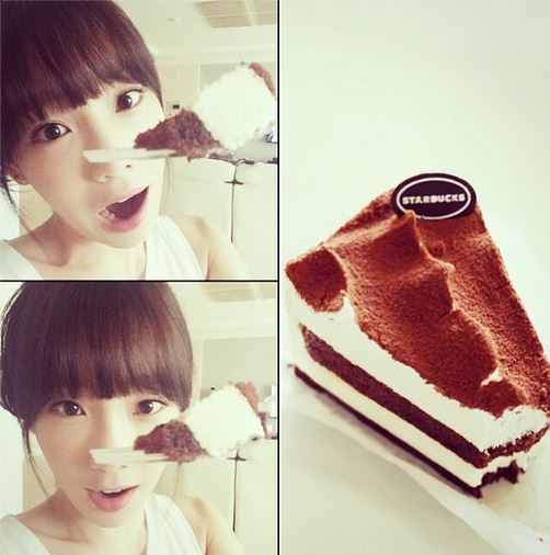 소녀시대 태연이 케이크 셀카를 공개했다. ⓒ 태연 인스타그램
