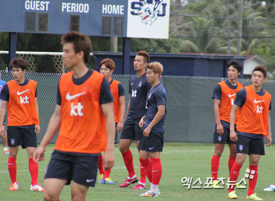 3일 미국 플로리다주 마이애미의 세인트 토마스 대학교에서 열린 대한민국 축구대표팀 훈련에서 김신욱과 손흥민이 비조끼조에 속해 세트피스 훈련을 하고 있다. 마이애미(미국) 조용운 기자