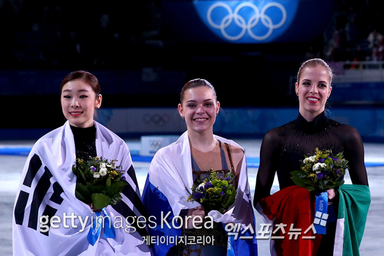 2014 소치올림픽 여자싱글 시상식을 마친 김연아(왼쪽) 아델리나 소트니코바(가운데) 캐롤리나 코스트너(오른쪽) ⓒ Gettyimages/멀티비츠