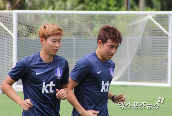 11일 미국 플로리다주 마이애미의 세인트 토마스 대학교 잔디구장에서 열린 축구대표팀의 오전훈련에서 가나전을 뛴 손흥민과 윤석영이 가벼운 런닝으로 회복에 주력했다. 마이애미(미국) 조용운 기자