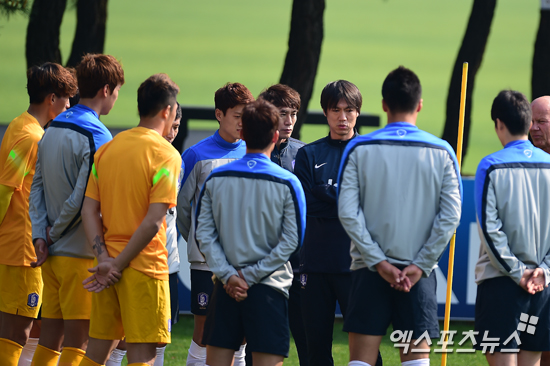 12일 오전 경기도 파주시 탄현면 파주 국가대표 트레이닝 센터(NFC)에서 열린 대한민국 축구대표팀 훈련에 참석한 홍명보 감독이 선수들에게 훈련을 지시하고 있다. ⓒ 엑스포츠뉴스DB