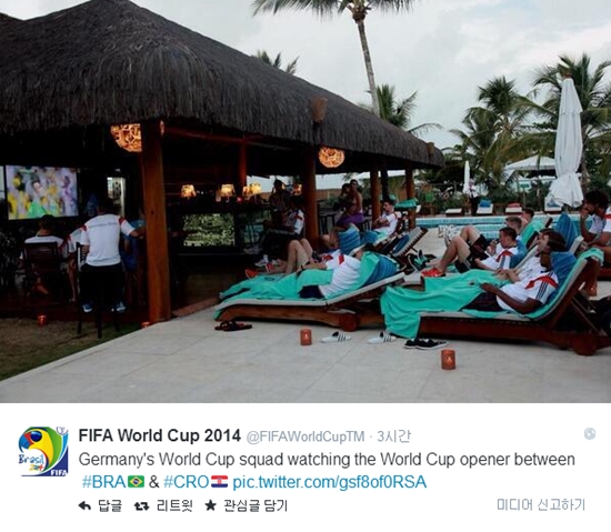 독일 대표팀 선수들이 편안한 자세로 브라질 월드컵 개막전을 지켜보고 있다. ⓒ트위터 캡쳐