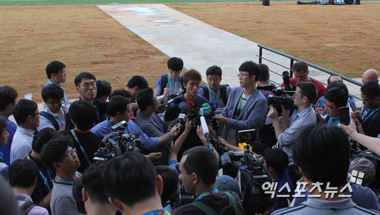 16일 브라질 쿠이아바에 위치한 마토그루수 주립대학 운동장에서 열린 축구대표팀의 팀훈련에 앞서 이용이 국내외 기자들의 관심 속에 인터뷰를 하고 있다. 쿠이아바(브라질) 조용운 기자