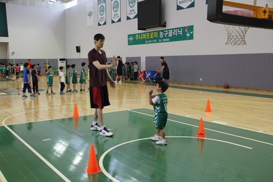 농구 클리닉에 참여한 김주성 ⓒ 동부 제공