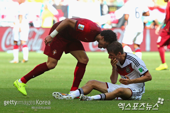 경기 도중 뮐러에게 박치기를 하는 페페 ⓒ Gettyimages/멀티비츠