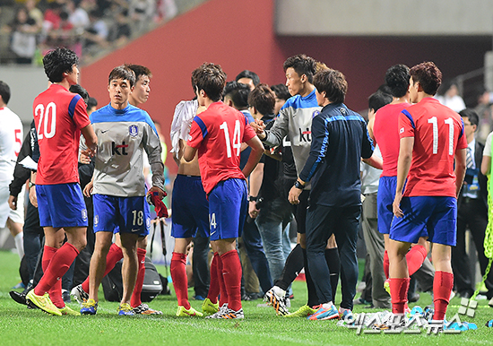  서울 상암동 서울월드컵경기장에서 열린 2014 브라질 월드컵 축구대표팀 출정식 경기 대한민국과 튀니지와의 경기가 끝난 후 박주영이 동료들을 격려하고 있다. ⓒ 엑스포츠뉴스DB