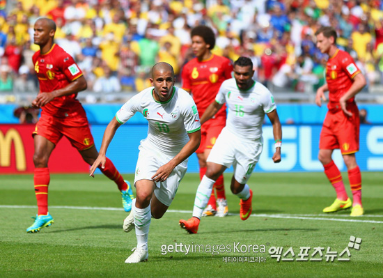 소피아 페굴리가 선제골을 터트린 뒤 동료들에게 달려가고 있다. ⓒ Gettyiages/멀티비츠