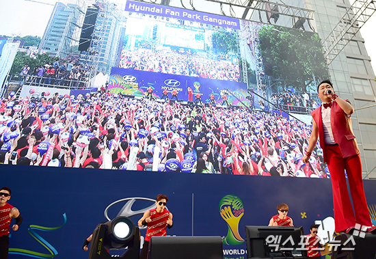 서울 강남구 영동대로에서는 '2014 브라질 월드컵' 한국 대 러시아전의 길거리 응원이 펼쳐졌다. 김한준 기자