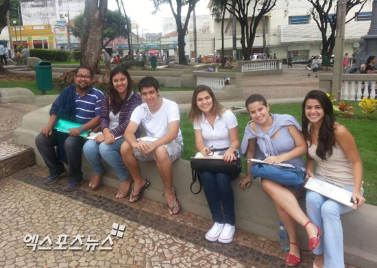 브라질 쿠이아바의 공원에서 만난 한 건축대학의 학생들. 동양인 취재진이 지나가자 '꼬레아'를 외치며 반겨주는 모습이었다. 쿠이아바(브라질) 조용운 기자