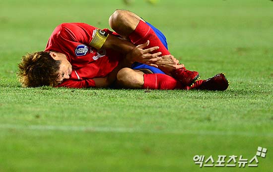 하나은행 초청 축구국가대표팀 친선경기 대한민국 대 페루의 평가전에 한국 하대성이 부상을 당한 후 고통을 호소하고 있다. ⓒ 엑스포츠뉴스