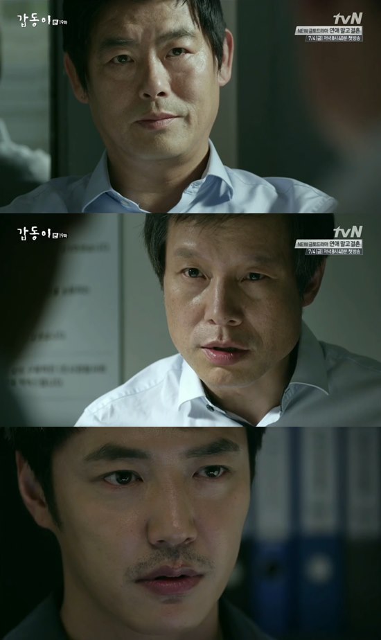 '갑동이' 성동일이 정인기를 심문하고 있다 ⓒ tvN 방송화면