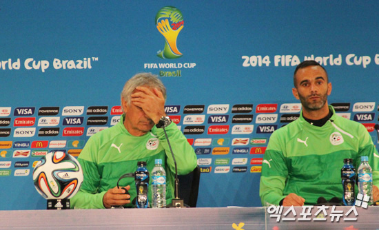 알제리의 바히드 할리호지치 감독이 22일 브라질 포르투 알레그리의 베이라히우 경기장에서 열린 공식 기자회견에서 답답한 듯 얼굴을 감싸쥐고 있다. 포르투 알레그리(브라질) 조용운 기자