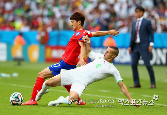 견제 받는 이청용 ⓒ Gettyimages/멀티비츠