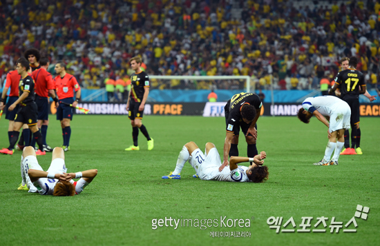 홍명보 감독이 이끈 축구대표팀이 27일 브라질 상파울루에서 열린 벨기에와의 월드컵 최종전에서 패한 뒤 그라운드에 쓰러져 아쉬워하고 있다. ⓒ Gettyimages/멀티비츠