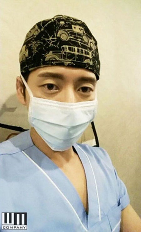 박해진이 SBS 월화드라마 '닥터이방인' 촬영 중 찍은 셀카 사진을 공개했다. ⓒ 더블유엠컴퍼니 트위터