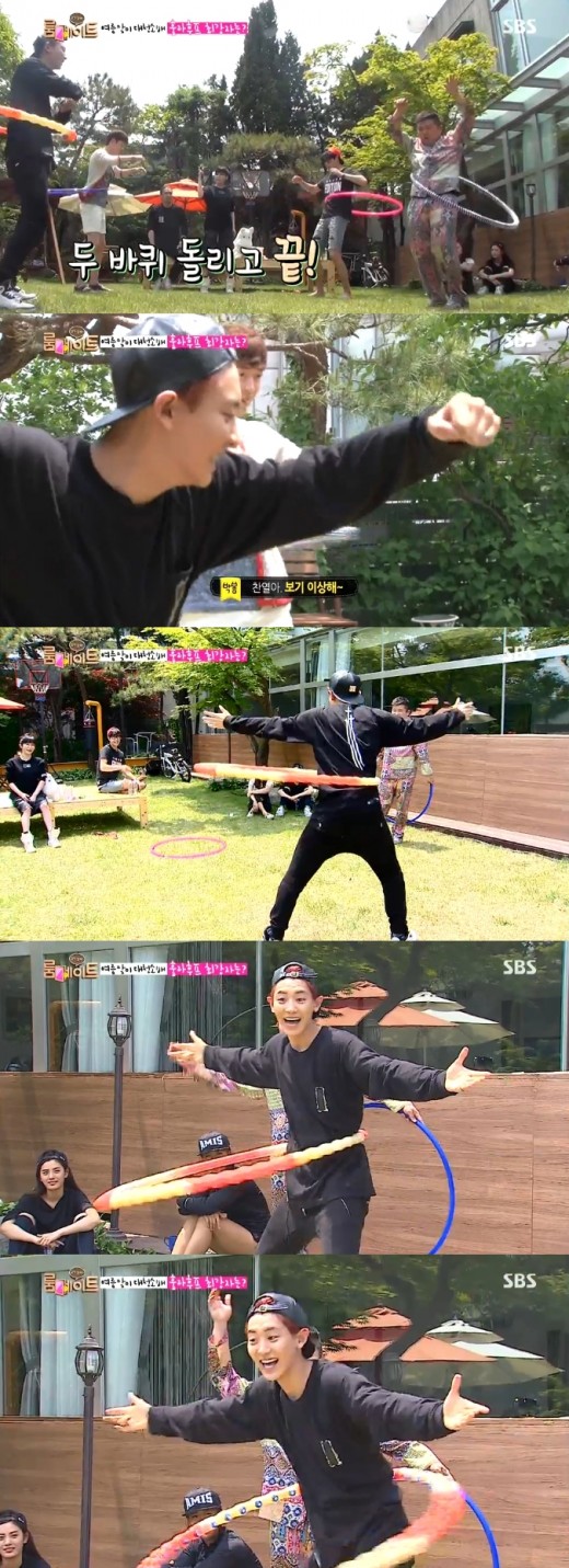 훌라후프 승부에 나선 찬열 ⓒ SBS '일요일이 좋다-룸메이트'