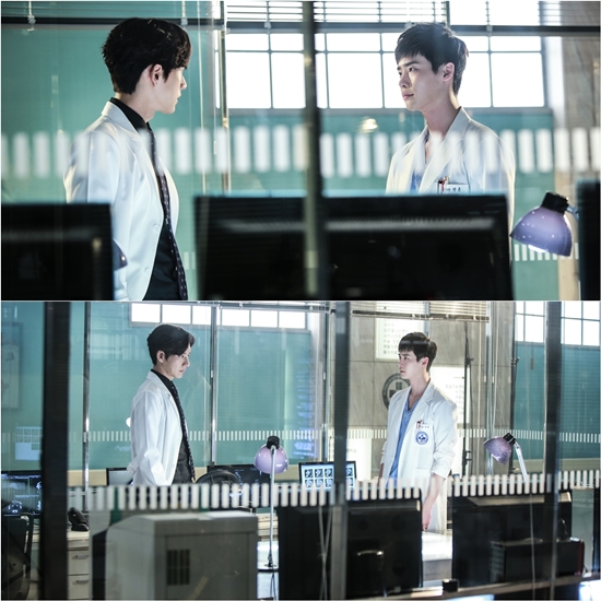 SBS 월화드라마 '닥터 이방인'의 박해진과 이종석의 갈등은 아직 끝나지 않았다. ⓒ 아우라미디어