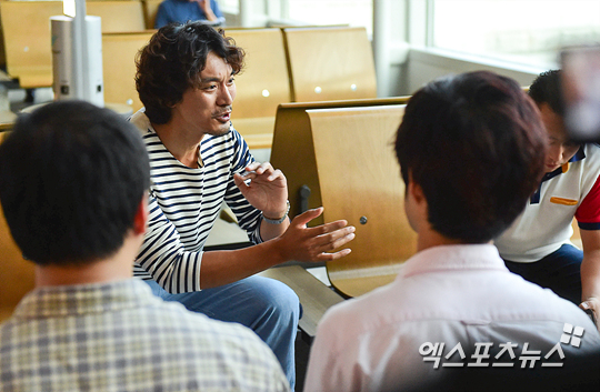 배우 김민준이 30일 인천국제공항에서 취재진을 만나 '손가락 욕' 논란에 대해 사과했다. 권혁재 기자