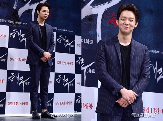 '해무' 박유천이 스트라이프 수트 패션으로 등장했다. ⓒ 엑스포츠뉴스 김한준 기자