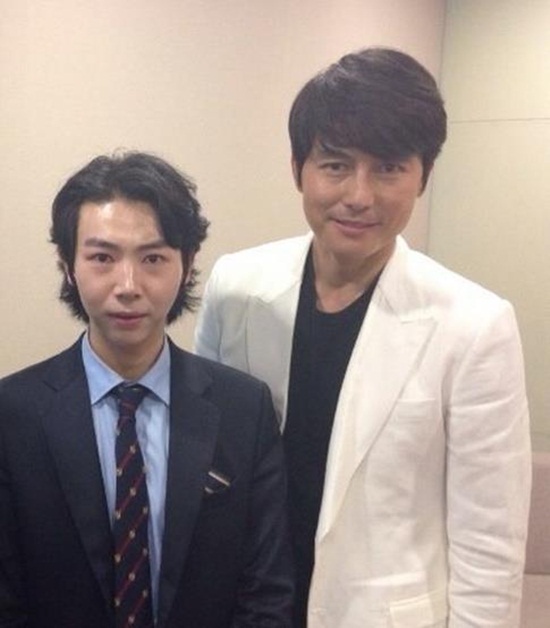 '신의 한수' 정우성과 정우성 집착남의 인증샷 ⓒ 쇼박스 미디어플렉스 제공