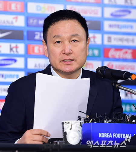 3일 오전 서울 신문로 대한축구회관에서 열린 홍명보 감독 거취관련 기자회견에 참석한 허정무 협회 부회장이 입장을 밝히고 있다. ⓒ 엑스포츠뉴스