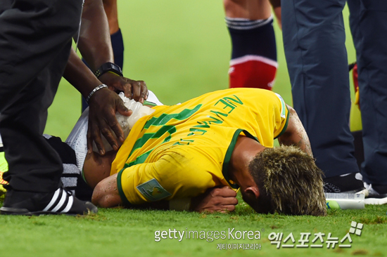 그라운드에 쓰러진 네이마르 ⓒ Gettyimages/멀티비츠