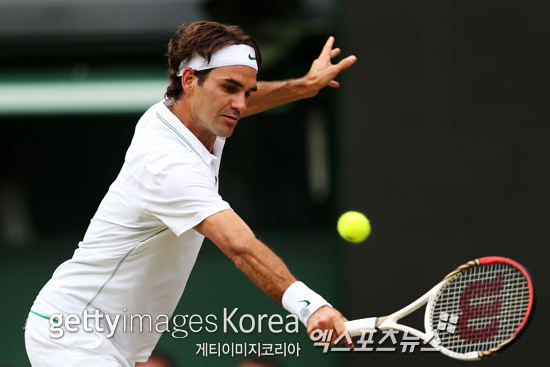 2012 윔블던에서 경기를 펼치고 있는 로저 페더러 ⓒ Gettyimages/멀티비츠