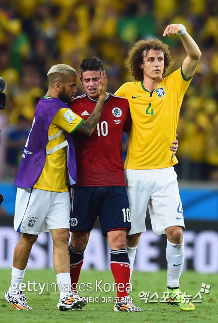 5일 브라질 포르탈레사에서 열린 2014 브라질월드컵 8강전이 끝나고 브라질의 다비드 루이스와 다니엘 알베스가 콜롬비아의 하메스 로드리게스에게 위로의 말을 건네고 있다. ⓒ Gettyimages/멀티비츠