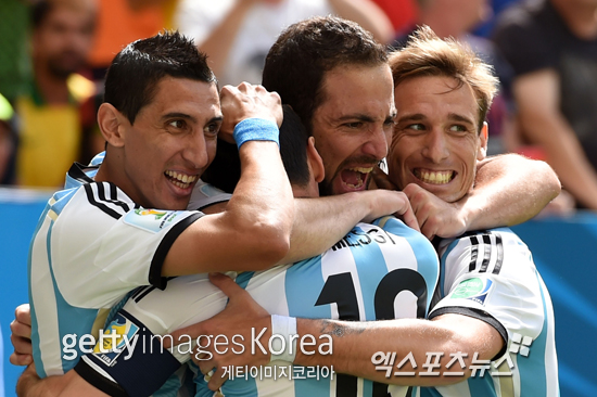 6일 브라질 브라질리아에서 열린 2014 브라질월드컵 8강전에서 전반 8분 아르헨티나의 곤살로 이과인이 선제골을 넣고 동료들과 기쁨을 나누고 있다. ⓒ Gettyimages/멀티비츠
