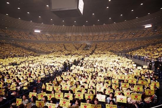 박유천 팬들이 노란색 종이로 공연장을 노랗게 물들이는 이벤트를 준비했다. ⓒ씨제스엔터테인먼트 제공