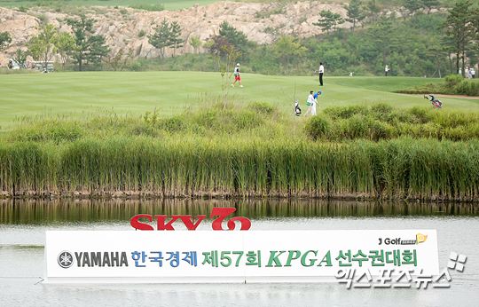 12일 인천 영종도 스카이72GC 하늘코스(파72)에서 한경 창간 50주년 '야마하·한국경제 2014 KPGA선수권대회'(총상금 10억원, 우승상금 2억원)가 열리고 있다. 권혁재 기자