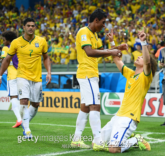 브라질 수비수 다비드 루이스가 5일 브라질 포르탈레사에서 열린 콜롬비아와의 2014 브라질월드컵 8강전에서 후반 25분 프리킥 추가골을 터뜨린 뒤 기쁨의 세리머니를 펼치고 있다. ⓒ Gettyimages/멀티비츠