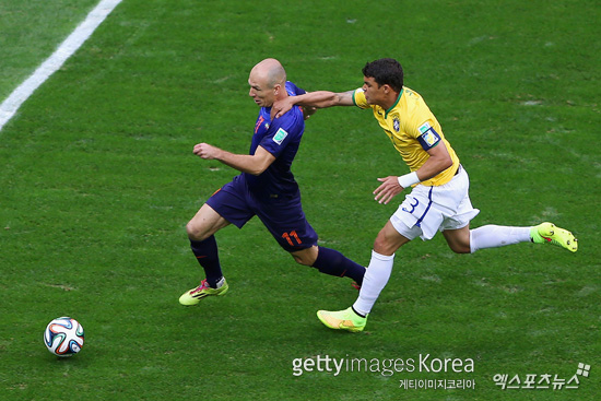 13일 브라질 브라질리아에서 열린 2014 브라질월드컵 3-4위전 브라질과 네덜란드의 경기에서 전반 3분 브라질 수비수 티아고 실바가 네덜란드의 아르옌 로벤을 고의적으로 잡아끌고 있다. ⓒ Gettyimages/멀티비츠