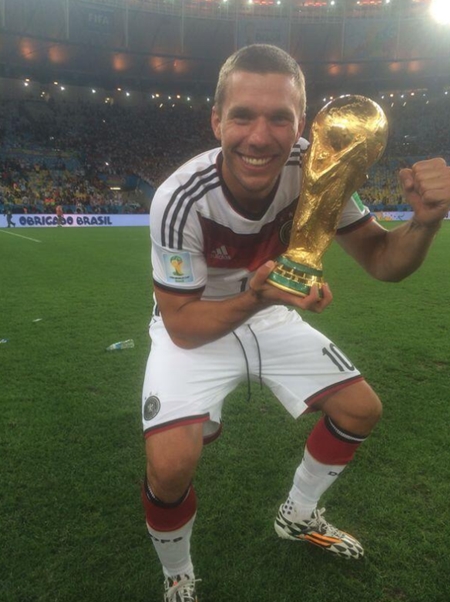 루카스 포돌스키가 월드컵 트로피를 들고 웃음짓고 있다. ⓒ포돌스키 트위터