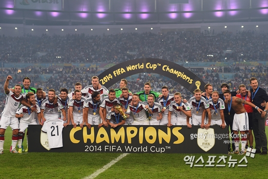 14일 브라질 리우데자네이루에서 열린 2014 브라질월드컵 결승전 독일과 아르헨티나의 경기에서 승리한 독일 선수들이 월드컵 우승 기쁨을 만끽하고 있다. ⓒ Gettyimages/멀티비츠