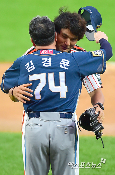 박찬호와 NC 김경문 감독이 시구 후 포옹을 하고 있다 ⓒ 광주, 김한준 기자