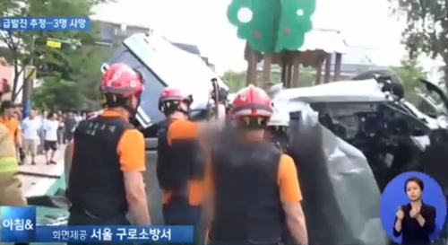 지난 19일 오후 6시 30분께 서울 금천구 푸른골 어린이공원 주변에서 골목길을 내려오던 싼타페 차량이 주차된 차량 2대를 들이 받은 사고가 발생했다.ⓒ JTBC 방송화면 캡처