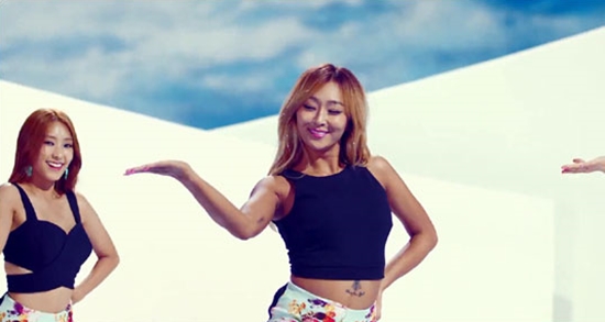 씨스타 'touch my body'가 공개된 가운데, 멤버 효린의 타투가 화제다. ⓒ 씨스타 'touch my body' 뮤직비디오 화면