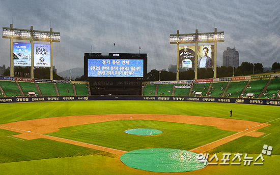 22일 잠실구장에서 열린 두산과의 SK의  9차전이 우천 취소됐다. ⓒ 잠실 김한준 기자 