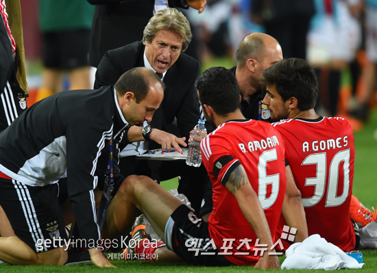 15일 이탈리아 토리노에 위치한 유벤투스 스타디움에서 열린 2013-14 UEFA(유럽축구연맹) 유로파리그 결승전 벤피카와 세비야의 경기에서 벤피카의 호르헤 헤수스 감독이 승부차기에 앞서 선수들에게 주문을 하고 있다. ⓒ Gettyimages/멀티비츠